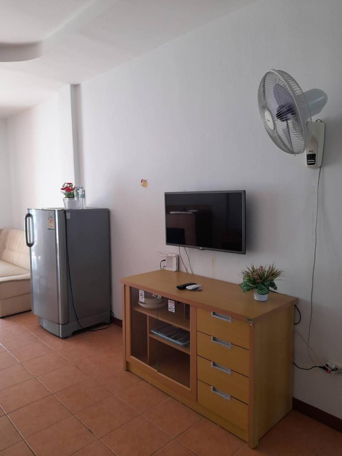 White House By Sorot ตึกขาวโดยโสรฬ Apartment Pantai Jomtien Bagian luar foto