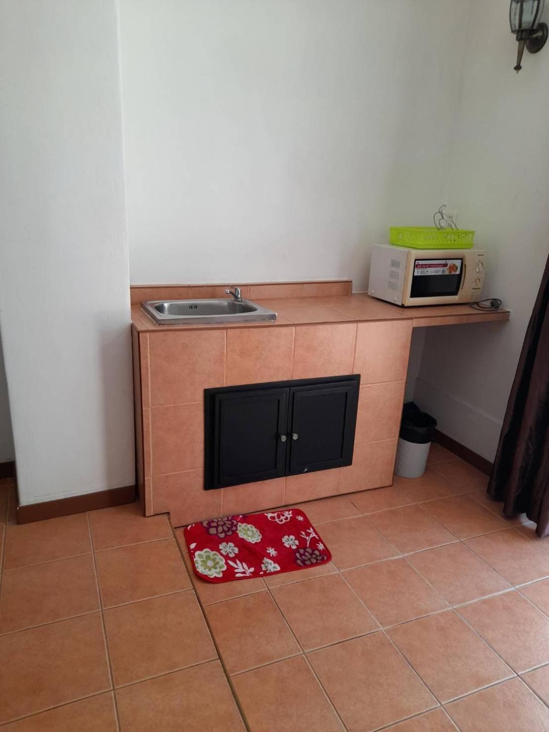 White House By Sorot ตึกขาวโดยโสรฬ Apartment Pantai Jomtien Bagian luar foto
