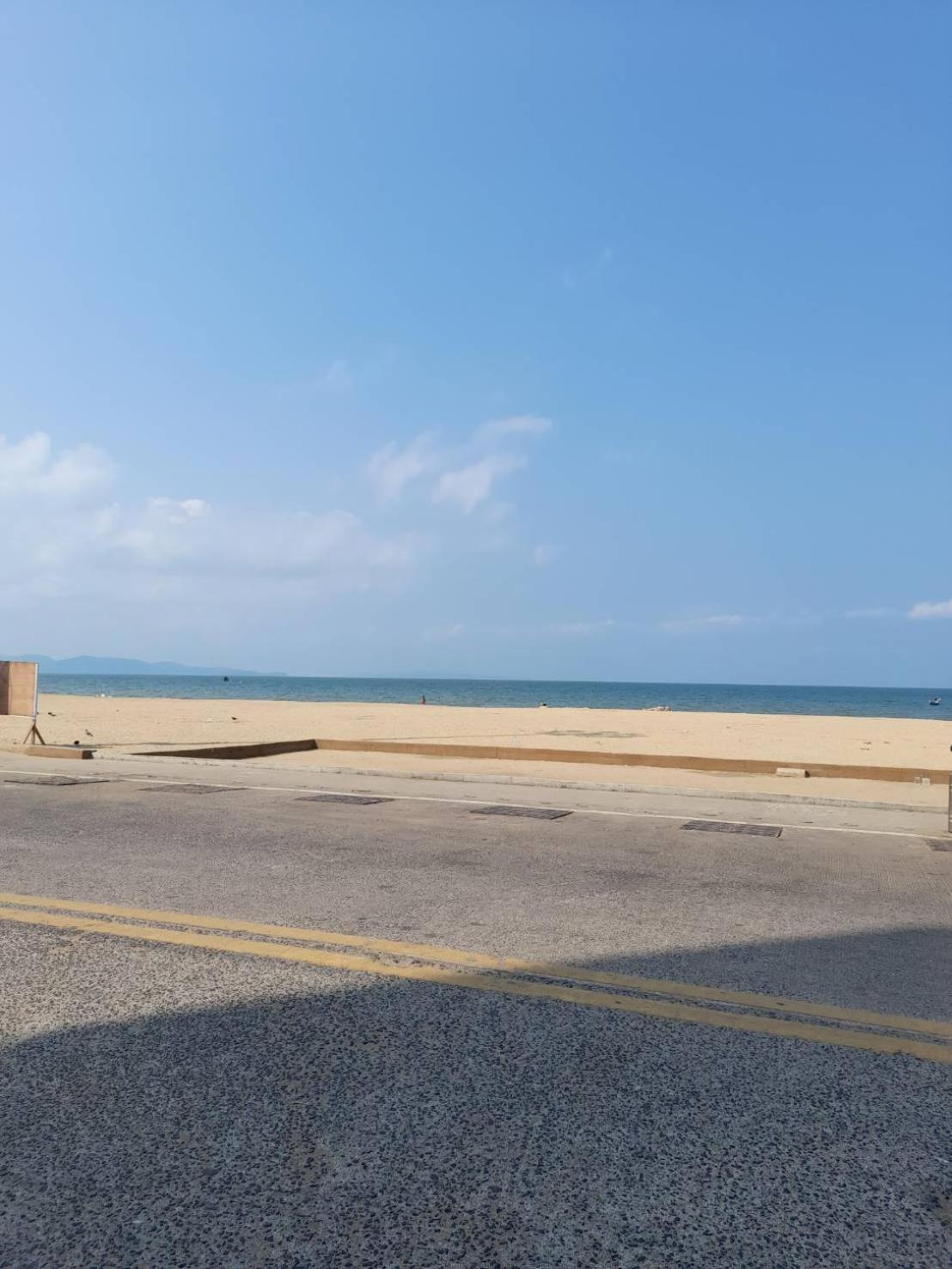 White House By Sorot ตึกขาวโดยโสรฬ Apartment Pantai Jomtien Bagian luar foto