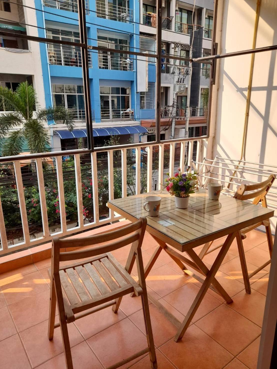 White House By Sorot ตึกขาวโดยโสรฬ Apartment Pantai Jomtien Bagian luar foto