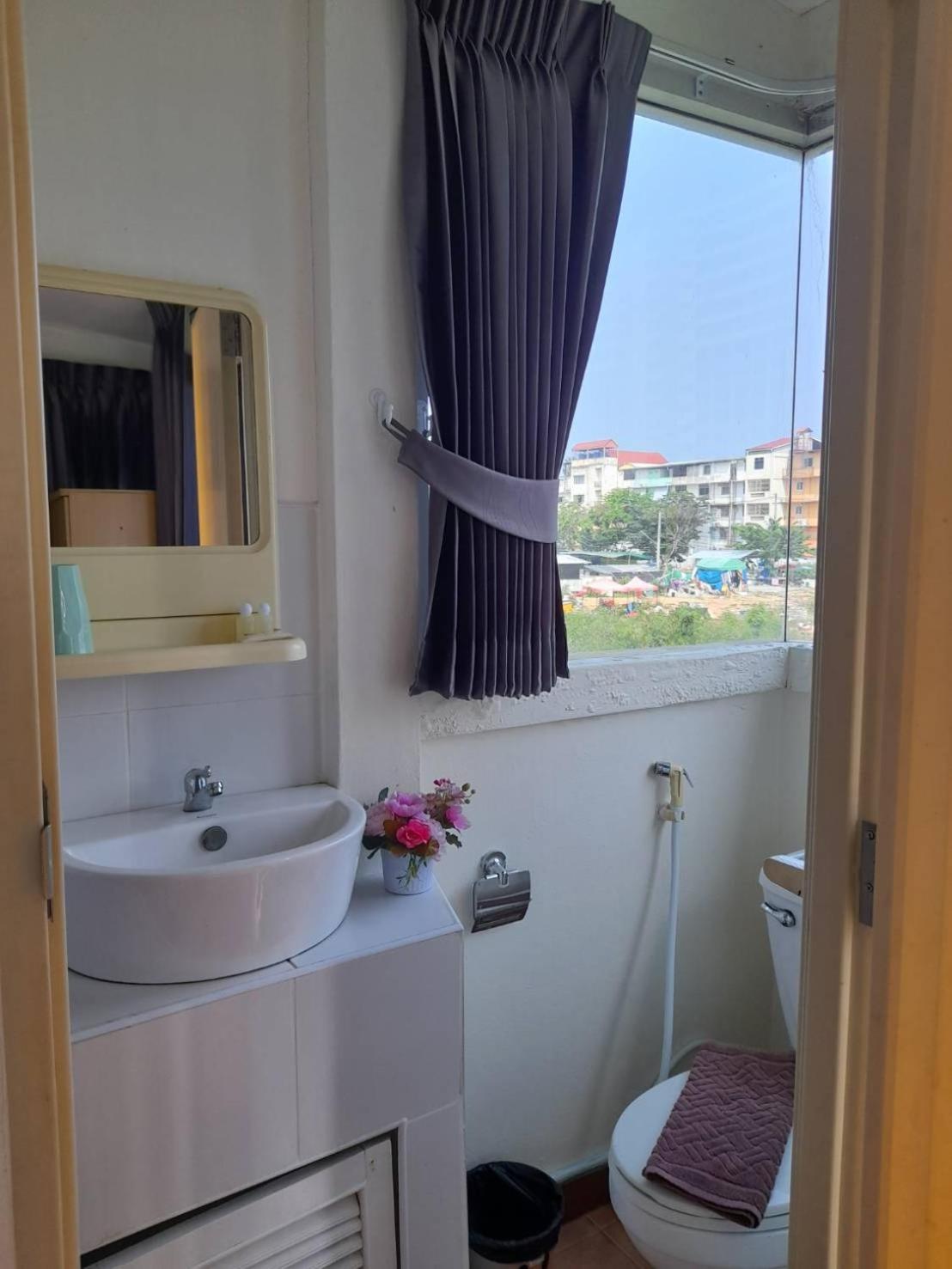 White House By Sorot ตึกขาวโดยโสรฬ Apartment Pantai Jomtien Bagian luar foto