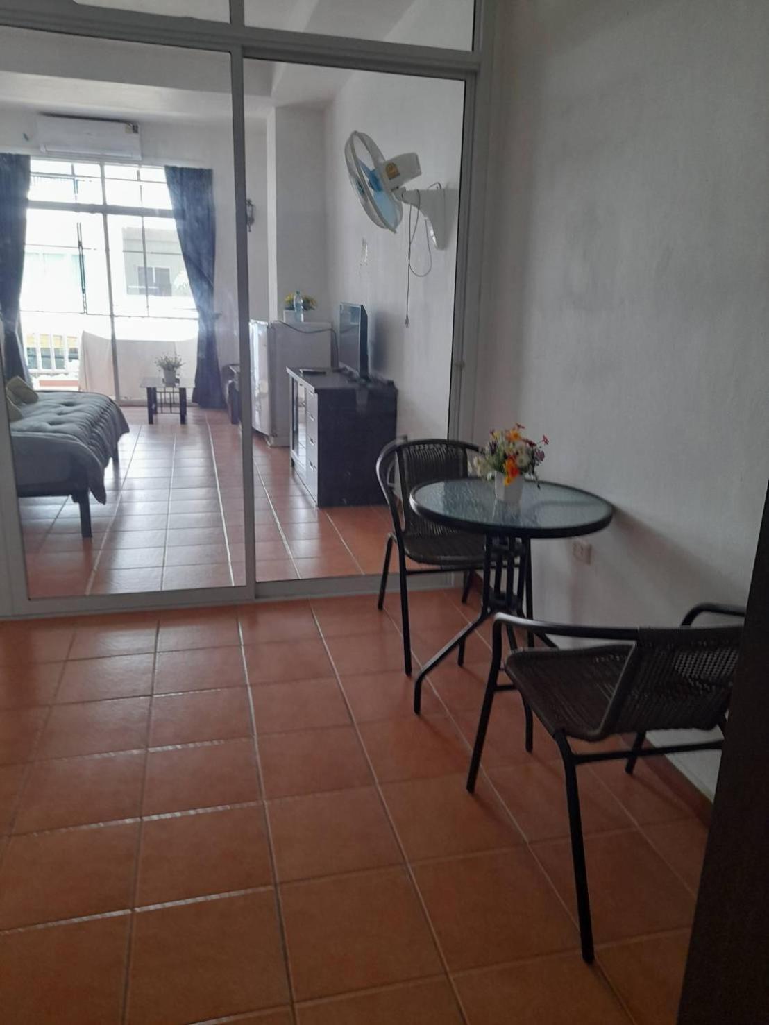 White House By Sorot ตึกขาวโดยโสรฬ Apartment Pantai Jomtien Bagian luar foto