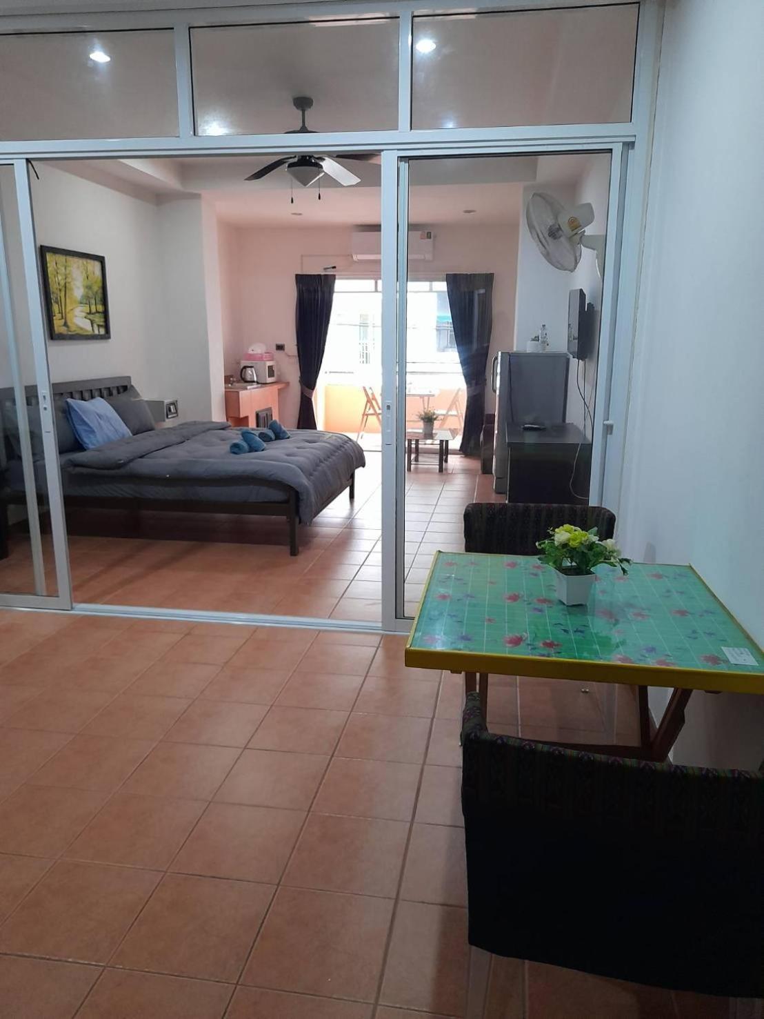 White House By Sorot ตึกขาวโดยโสรฬ Apartment Pantai Jomtien Bagian luar foto